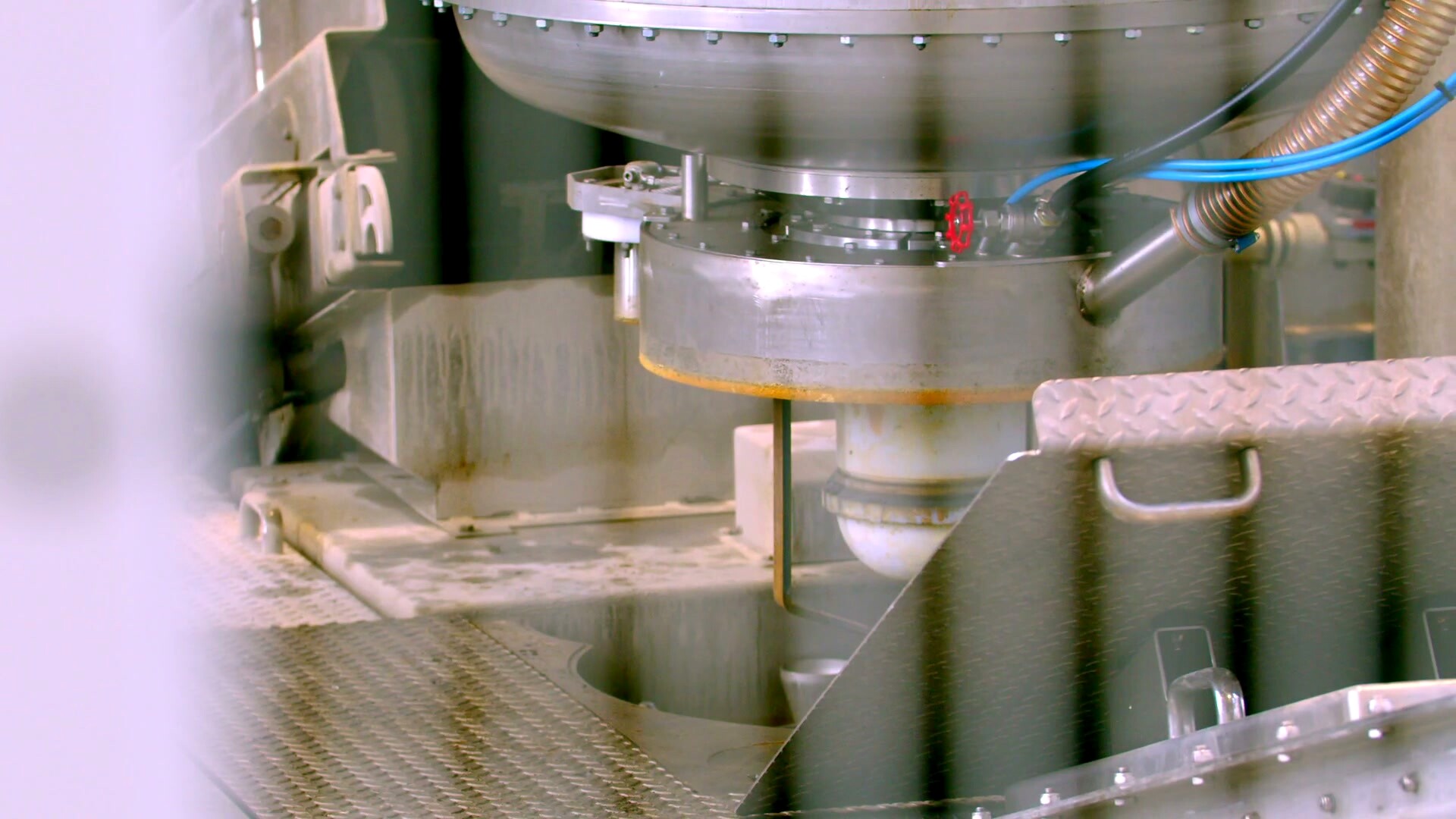 Technical illustration of the Selfrag High Voltage Pulse generator showing capacitor banks and the water-filled fragmentation chamber.